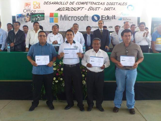 Entrega de placas de certificación y licenciamiento a planteles CBTA en el estado de Veracruz